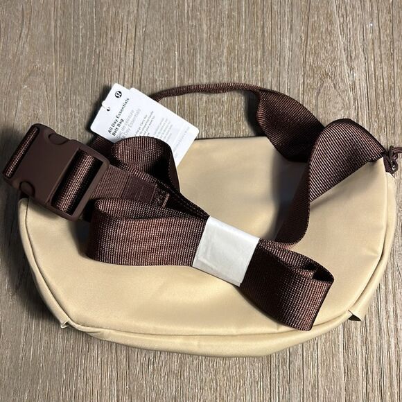 COPY - Brand New ⚡️ lululemon All Day Essentials Belt Bag - Sold Out Online - Picture 2 of 5